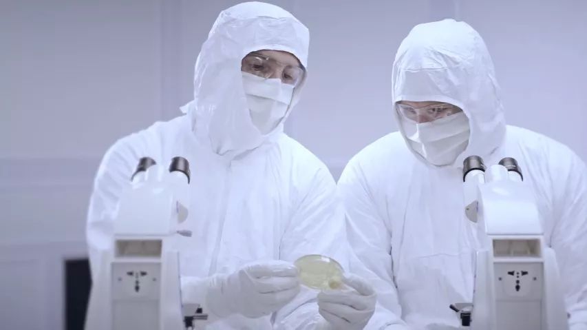 潔凈室防護(hù)服一次性的好還是重復(fù)使用的好1