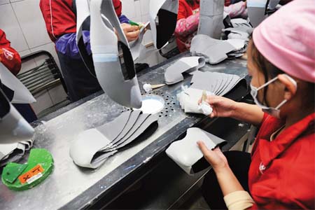 企業(yè)使用防塵口罩應(yīng)對(duì)苯中毒，完不具備防毒面具的防毒性能，不符合防護(hù)要求