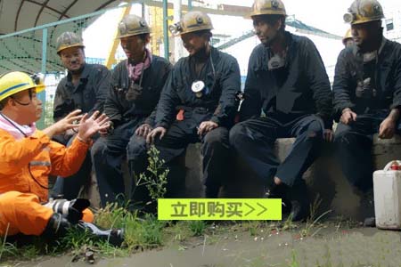 主管對煤礦工人做煤礦防塵口罩使用培訓(xùn)