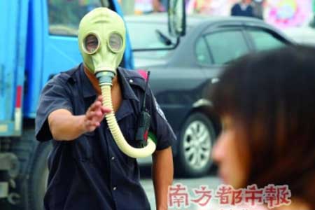 發(fā)生二氯乙烷泄漏，救援人員戴防毒面具對人群進行疏散