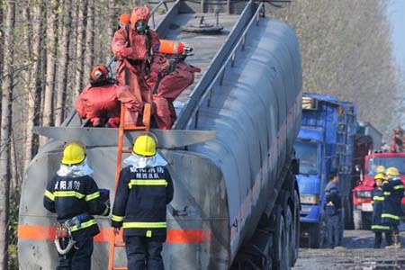 運(yùn)輸甲醇槽罐車發(fā)生泄漏，消防員戴空氣呼吸器進(jìn)行泄漏處理