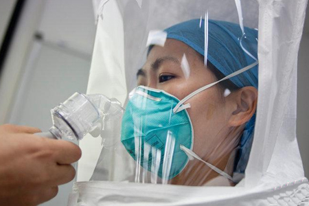 埃博拉醫(yī)護(hù)人員戴醫(yī)用口罩進(jìn)行密閉性測試
