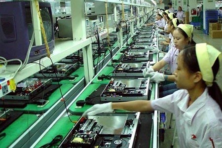 富士康類型的電子廠操作員并沒有做任何的防護(hù)措施