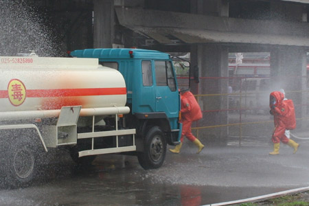 運(yùn)輸過程中發(fā)生氯氣泄漏，消防隊(duì)緊急救援