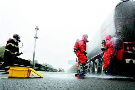 甲醇槽罐車(chē)發(fā)生泄漏消防人員應(yīng)急處理
