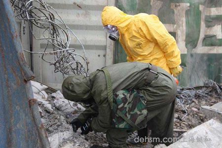 天津爆炸事故現(xiàn)場防化部隊穿杜邦防護(hù)服在搜救人員