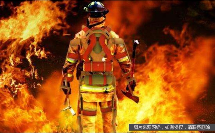 消防員穿消防服進(jìn)入火場救援